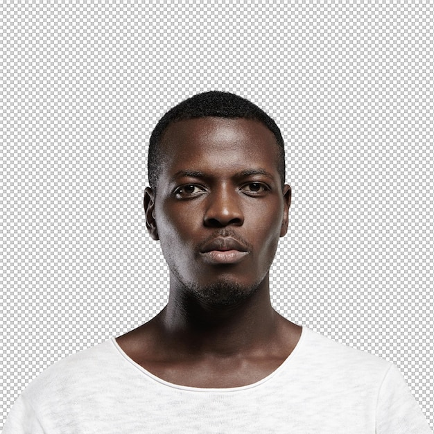 Headshot eines attraktiven, ernsthaften afrikanischen Studenten mit kleinem Bart und Schnurrbart, gekleidet in einem gewöhnlichen T-Shirt mit selbstbewusstem und nachdenklichem Gesichtsausdruck, der an einer weißen Wand steht