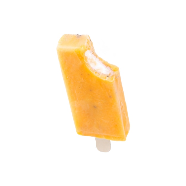 helado de fruta de la pasión aislado sobre un fondo transparente