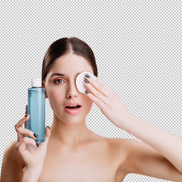 Una hermosa chica de color verde se puso una esponja cosmética en la cara para quitar la suciedad Retrato de una mujer sana sin maquillaje en una pared blanca