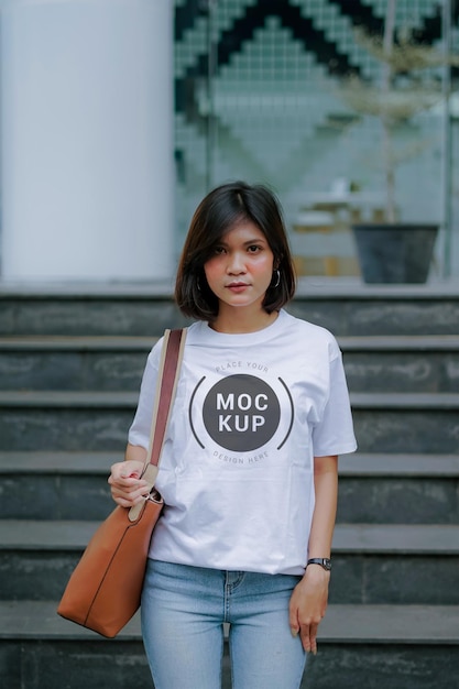 Hermosa chica con maqueta de camiseta blanca