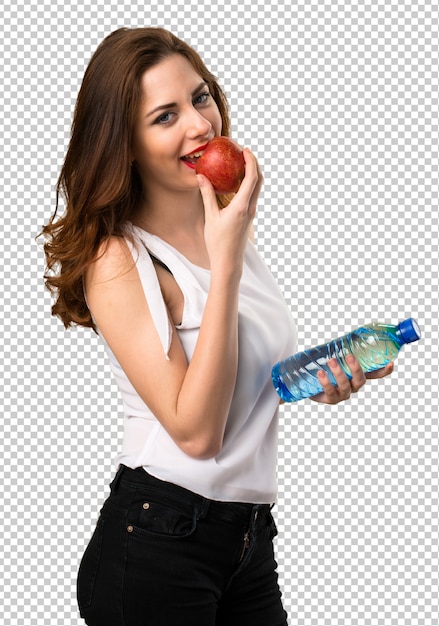 Hermosa joven con manzana y agua