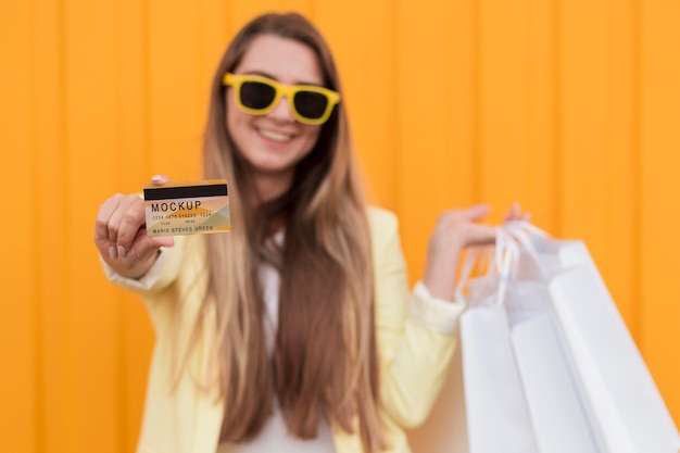 Hermosa mujer con concepto de bolsa de viernes negro