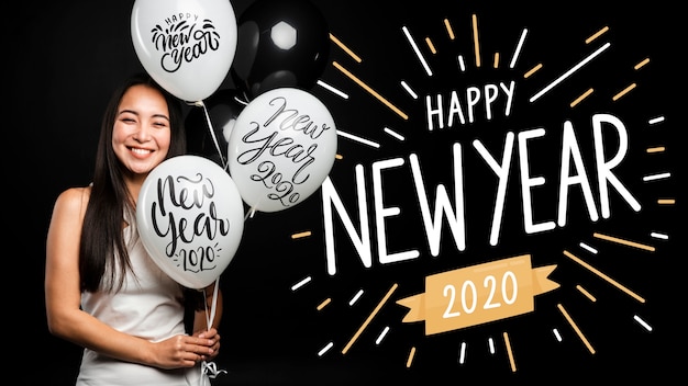 Hermosa niña sosteniendo globos feliz año nuevo 2020