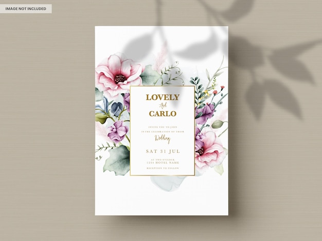 hermosa tarjeta de invitación de boda con flores y hojas de acuarela