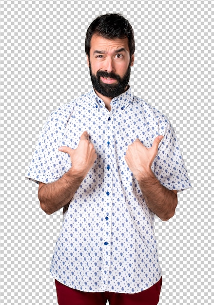 Hermoso hombre morena con barba haciendo gesto de sorpresa