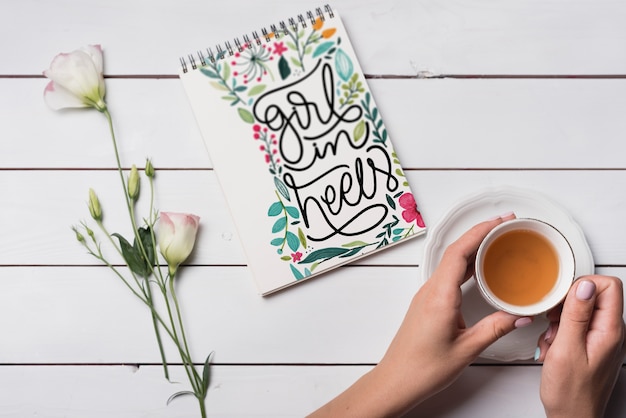 Hermoso mockup de cover de libreta con decoración floral