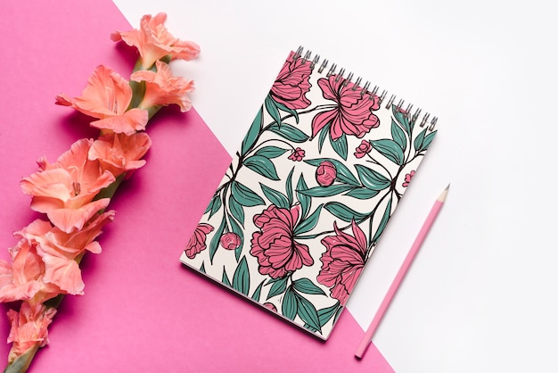 Hermoso mockup de cover de libreta con decoración floral