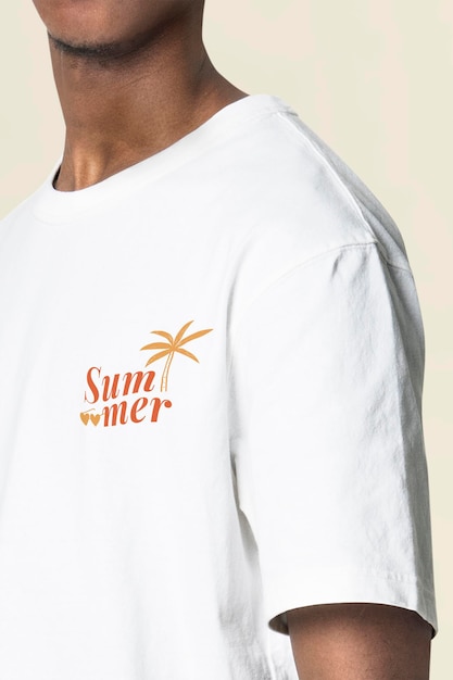 Herren T-Shirt Mockup PSD mit Sommer Logo Kleidung