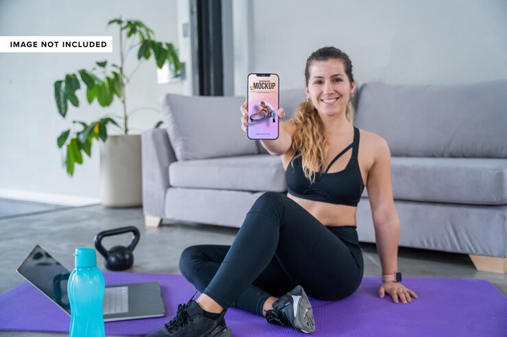 PSD heureuse fille sportive présentant une maquette de téléphone portable