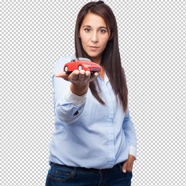 Heureuse jeune femme avec une voiture rouge