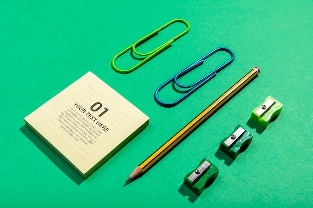 PSD high-stick-notes et crayon concept de bureau de knolling