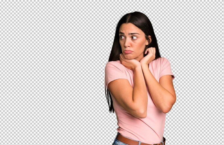 PSD hispânica muito jovem adulta e expressiva mulher com um espaço de cópia ao lado
