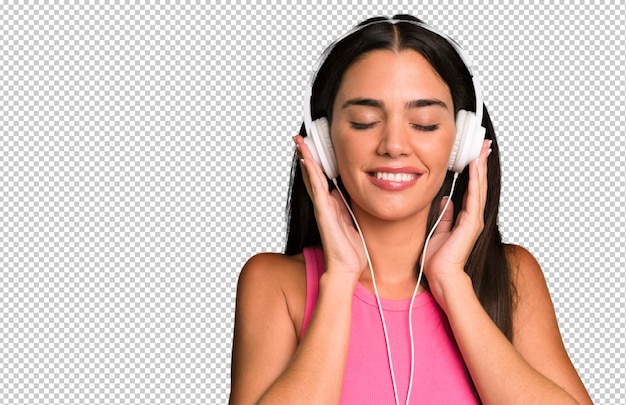 Hispanische hübsche junge Erwachsene und ausdrucksstarke Frau, die Musik hört und mit Kopfhörern tanzt