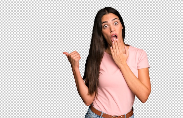 Hispanische hübsche junge erwachsene und ausdrucksstarke frau mit einem kopienraum zur seite