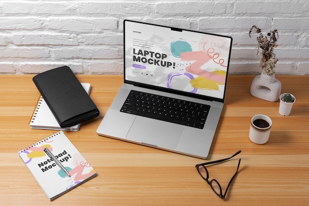 Hochwinkel-Laptop in einem einfachen Szenario-Mockup