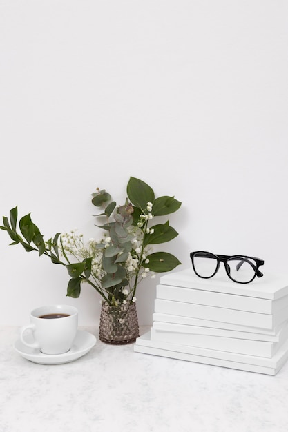 Hochwinkelbücher und Kaffeetasse