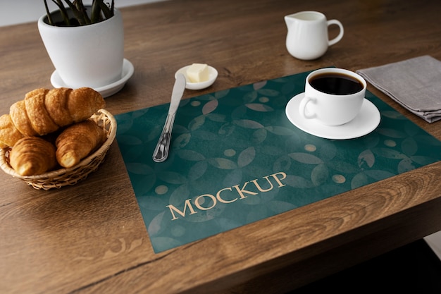 Hochwinkelige Croissants und Kaffeetassenanordnung