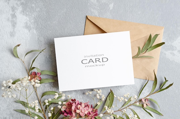 Hochzeitseinladung oder Grußkartenmodell mit Umschlag und Blumen