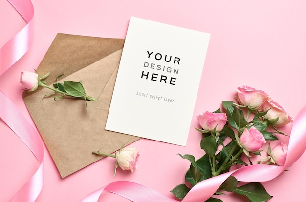 Hochzeitseinladungskartenmodell mit Umschlag und Rosenblumenstrauß auf Rosa