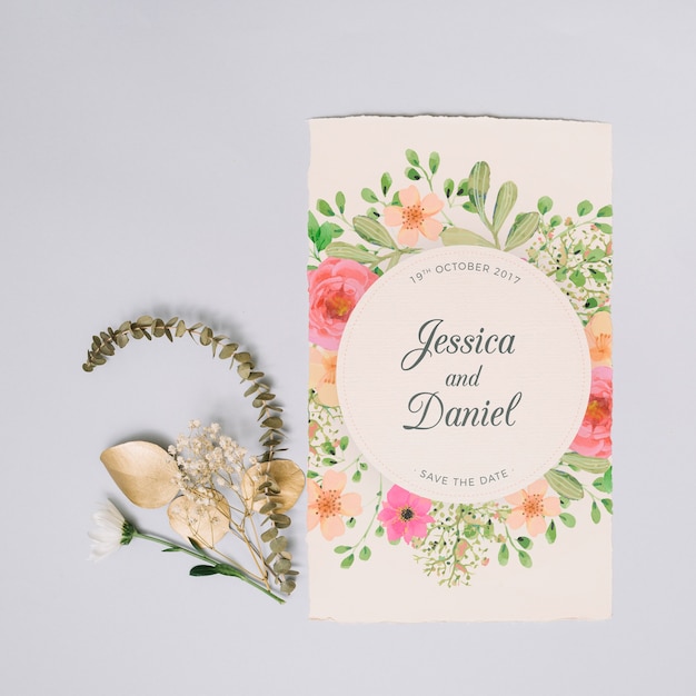 Hochzeitseinladungsmodell mit Blumenkonzept