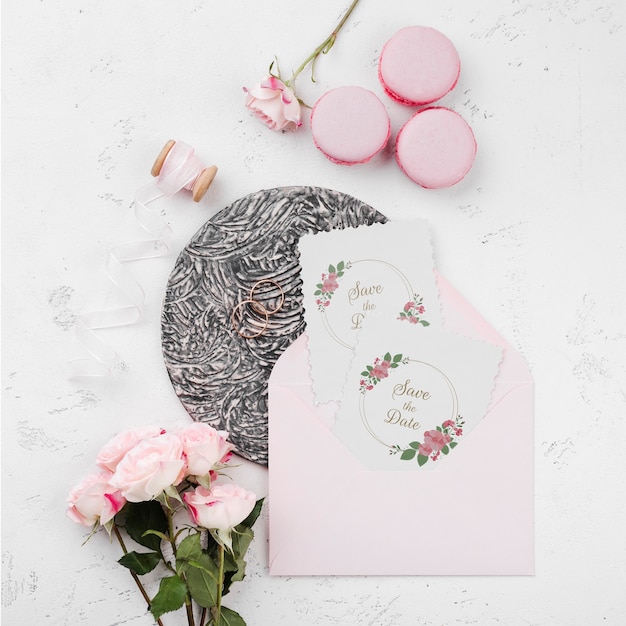 Hochzeitskonzeptmodell mit Blume und Macarons