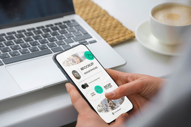 Hohe Winkelhände mit Smartphone und Kaffee