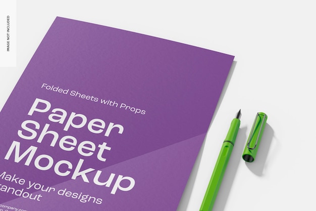 PSD hoja de papel con marcas plegadas mockup, de cerca