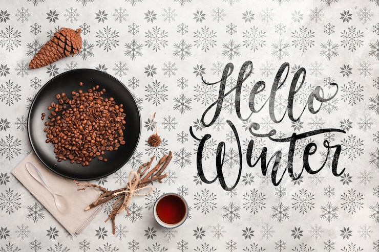 PSD hola mensaje de invierno y café en la mesa