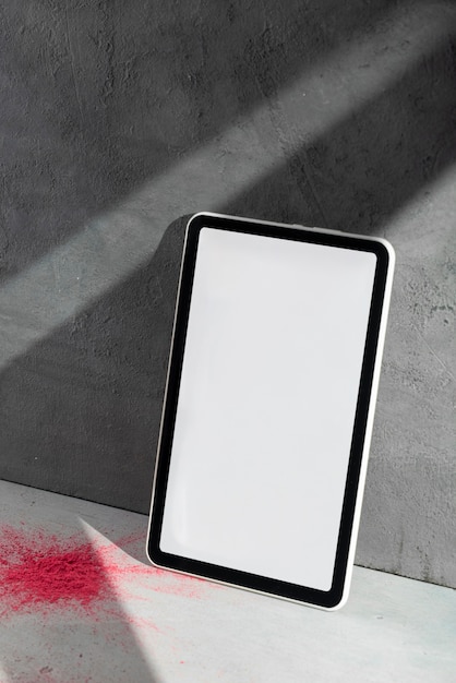 PSD holi-festival mit tablet-mockup