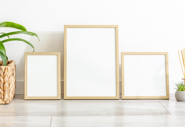 Holzrahmen für Fotos und Leinen Blumenzweig in skandinavischer Innenraum-Mockup Minimalvorlage mit leerem Bild Leerpflanze und Aromastecken zu Hause