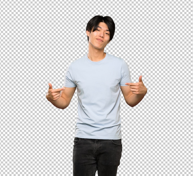 PSD hombre asiático con camisa azul orgulloso y satisfecho.
