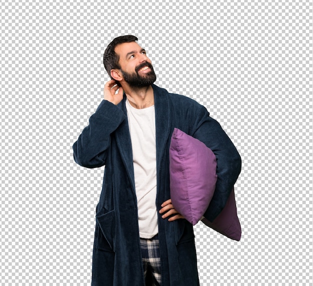 PSD hombre con barba en pijama pensando una idea.