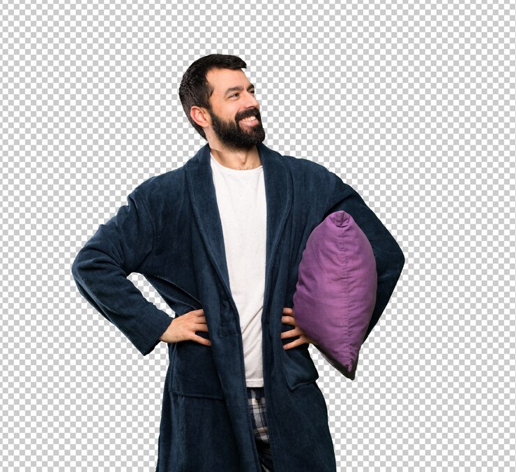 PSD hombre con barba en pijama posando con los brazos en la cadera y sonriendo