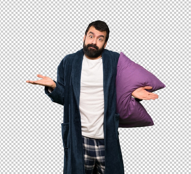 Hombre con barba en pijama que tiene dudas al levantar manos