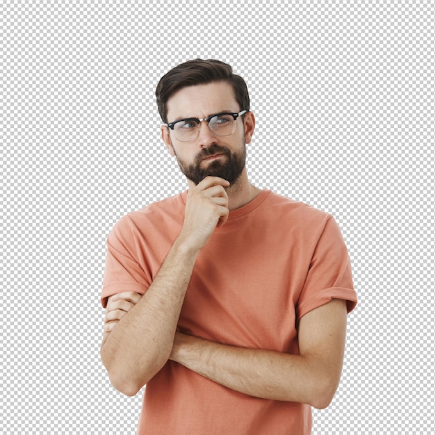 Hombre barbudo expresivo en camiseta naranja