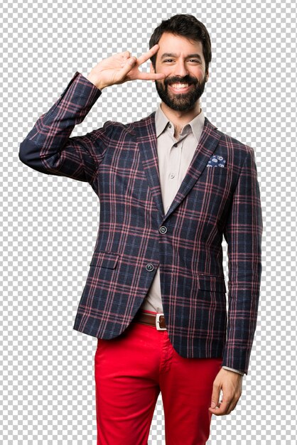 Hombre bien vestido haciendo gesto de victoria
