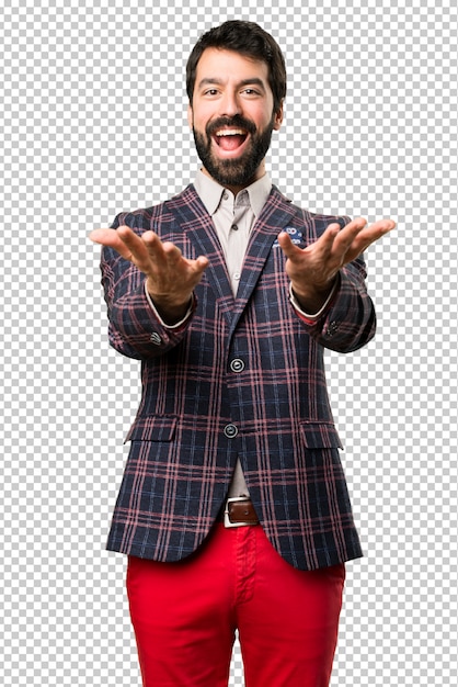 Hombre bien vestido presentando algo.