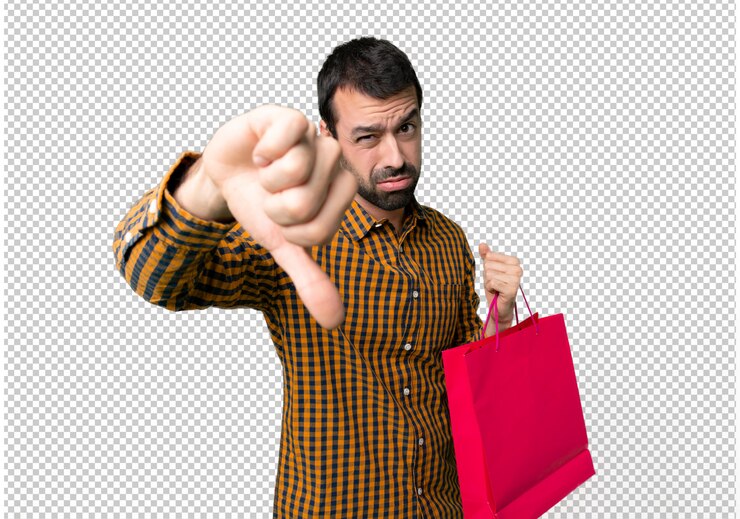 PSD hombre con bolsas de compras que muestra el pulgar hacia abajo con expresión negativa