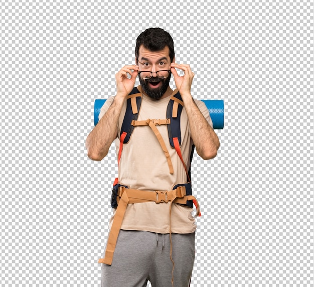Hombre caminante con gafas y sorprendido.