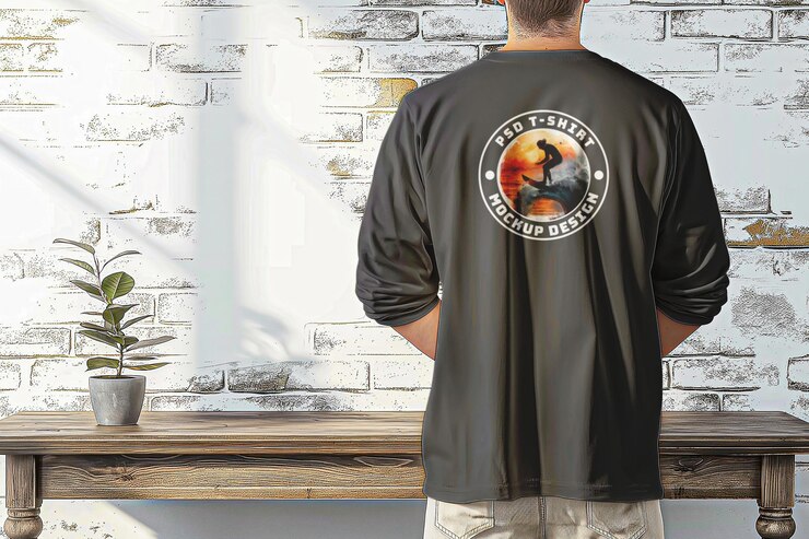 un hombre con una camisa negra con el logotipo en él