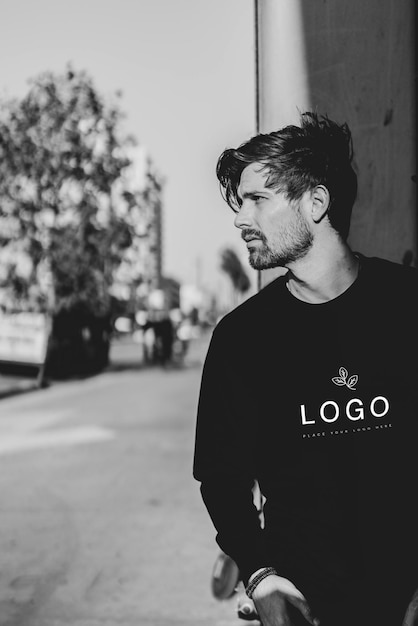 un hombre con una camisa negra que dice el logotipo en él