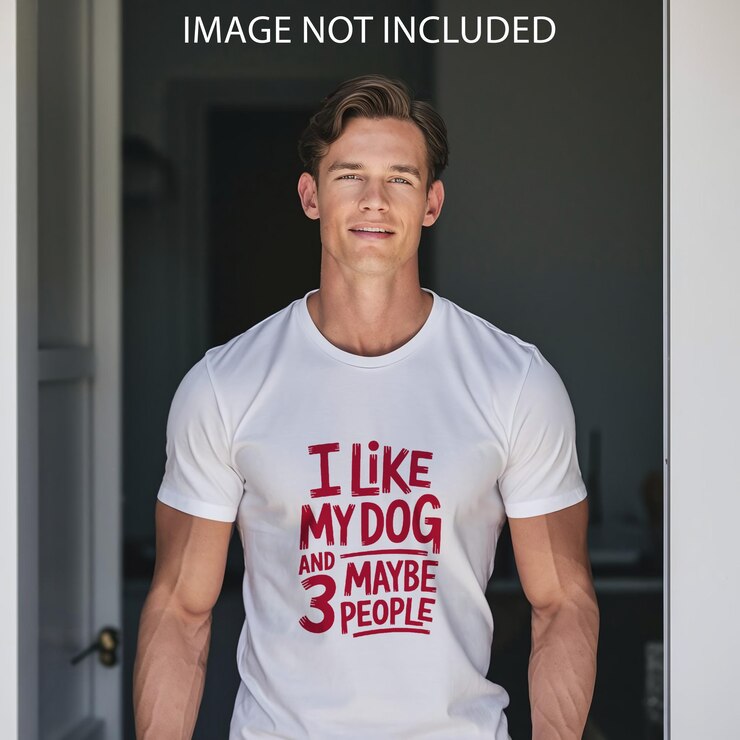 Hombre con una camiseta blanca con una cita humorística sobre perros y personas