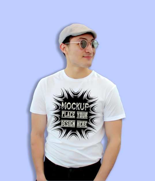 Hombre con camiseta blanca con diseño de maqueta y gafas