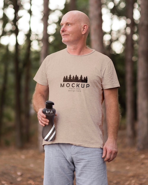 Hombre en el camping con una camiseta de maqueta