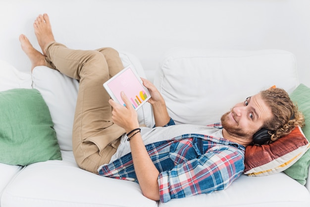 Hombre en casa con mockup de tableta