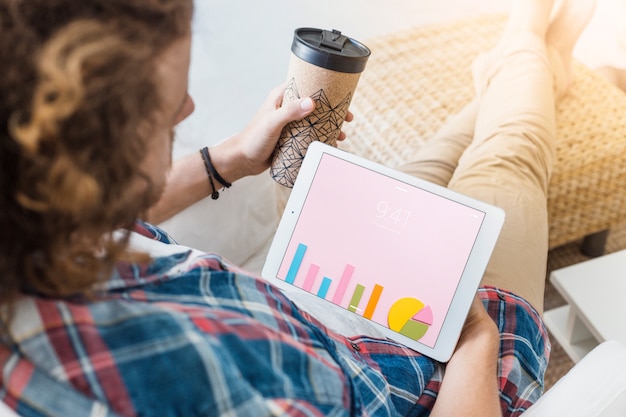 Hombre en casa con mockup de tableta