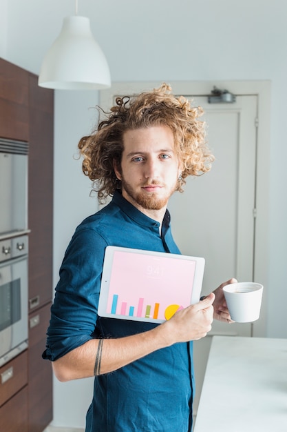 Hombre en casa con mockup de tableta