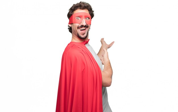 hombre en concepto de presentación de vestido de superhéroe