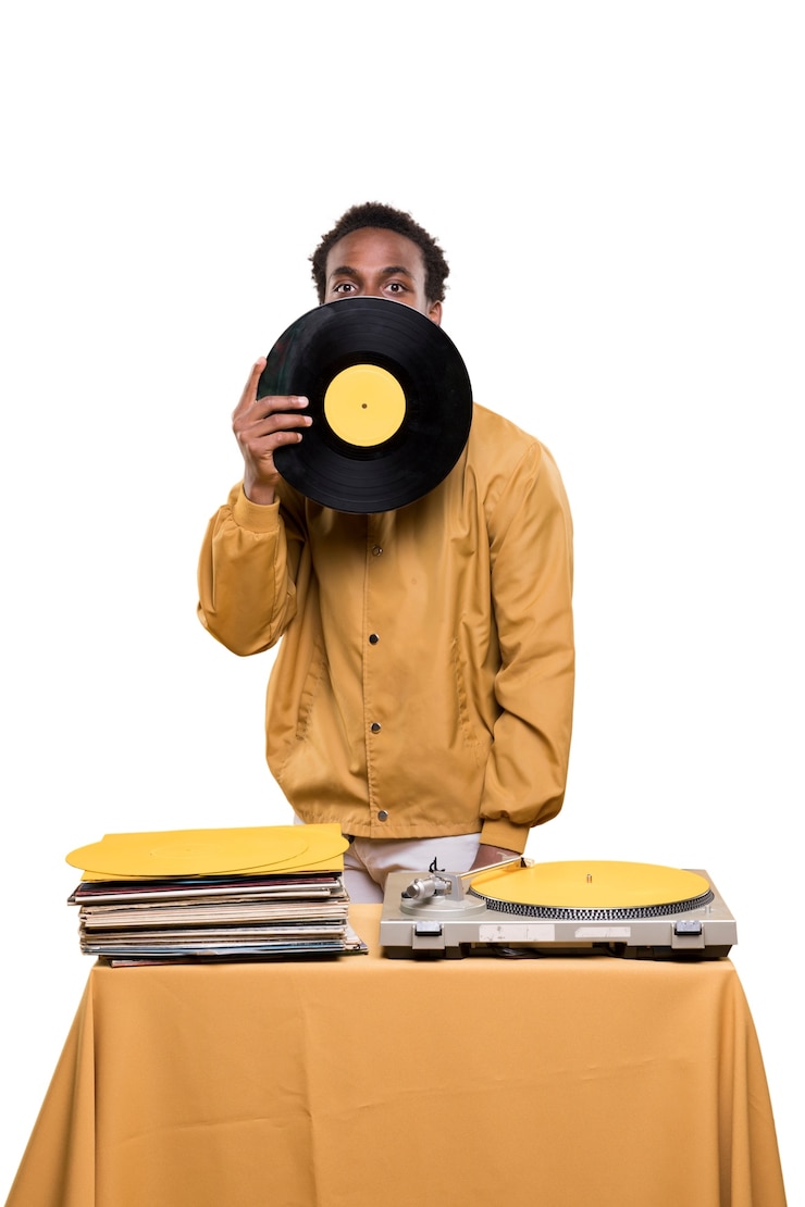 PSD hombre con disco de vinilo escuchando música