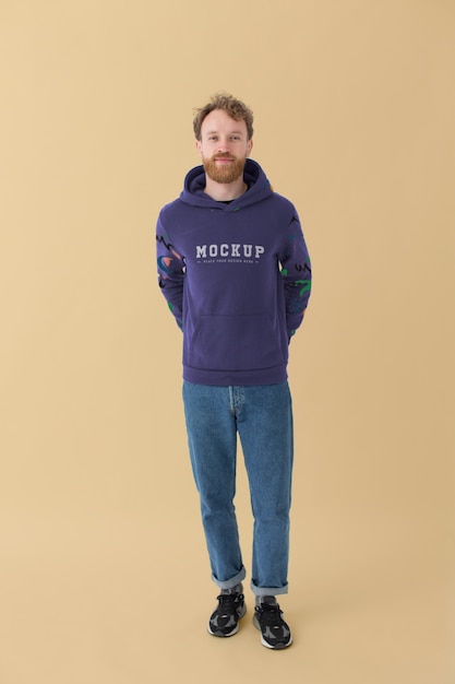 Hombre con diseño de maqueta de sudadera